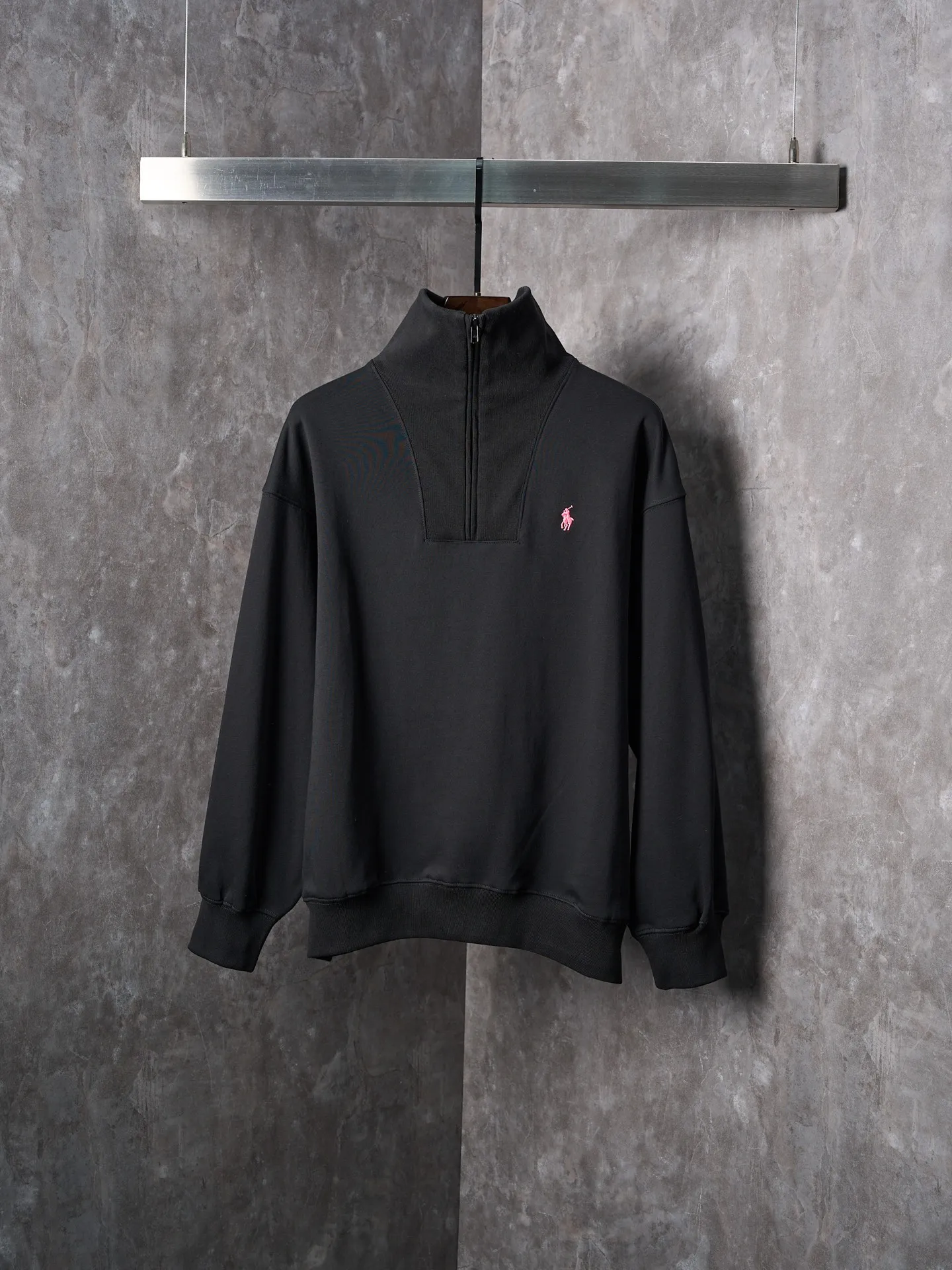 P430 Actual auction】Ralph Lauren/Ralph Lauren pink pony logo embroidered zipper half turtleneck sweatshirt [Ready stock] S M L XL custom-made luxury cotton fleece compound, soft and silky, comfortable and skin-friendly. It is based on pure black tones. A touch of pink pony logo embroidery is embellished on the chest, low-key and powerful. The back panel is embellished with the brand letters outlined in ivory white satin intarsia. The pink pony embroidery leaping in the center is the only colorful footnote in this black and white silent film, which coincides with the elegant and uninhibited brand philosophy. Its unique ribbed half-high collar design is sublimated, giving more flexibility and fashion sense to wear, showing taste in silent places, showing elegance and style. Imported machine embroidery technology is used. Advanced computer control system and sophisticated mechanical components are used to realize the pony logo embroidery operation with high precision, smooth and delicate lines, and imported machine appliqué embroidery technology. Use advanced computer control systems and precision mechanical components to realize Ralph Lauren appliqué embroidery operations, showing an embroidery effect with both clarity and three-dimensionality. The fabrics have been washed and have a better hand feel and texture. They are not easy to deform, not easy to shrink, not easy to fade, and maintain long-term beauty and loose fit.